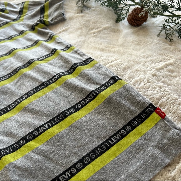 Levi’s boys gray short sleeve with logo - Picture 4 of 5